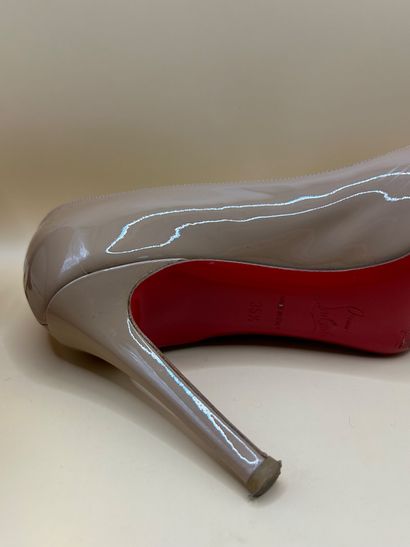 LOUBOUTIN 
Paire d'escarpins en cuir verni...