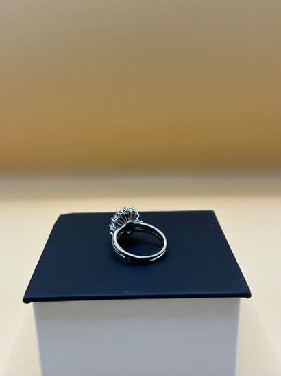 Bague Pompadour en or gris 18 carats (750/1000)...