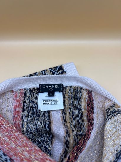 CHANEL 
Echarpe en cachemire à décor géographique...