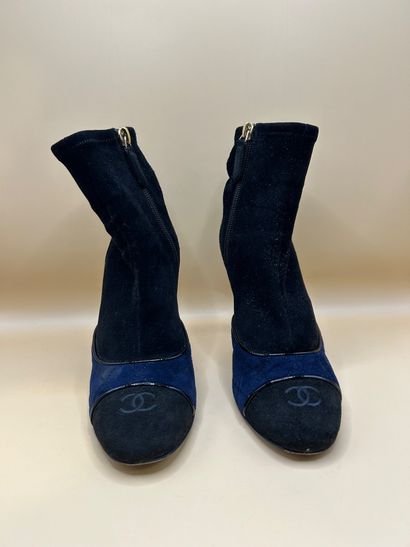 CHANEL 
Paire de bottines à talons en daim...
