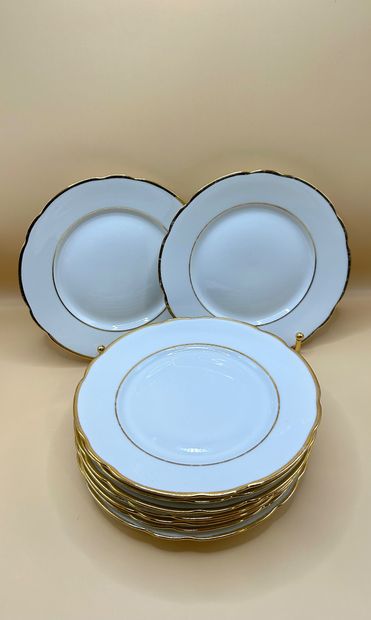 LIMOGES 
Ravissant ensemble de dix assiettes...