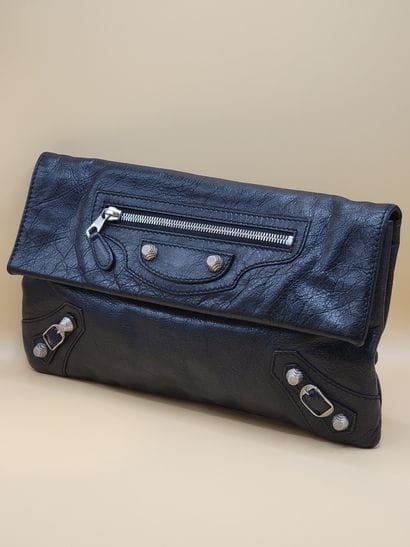 BALENCIAGA 
Pochette en cuir craquelé noir...