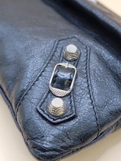 BALENCIAGA 
Pochette en cuir craquelé noir...
