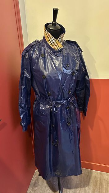 BURBERRY
Trench ciré imperméable bleu nuit...
