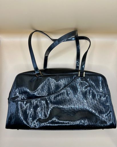 CHRISTIAN DIOR
Circa 2000
Sac en cuir verni...