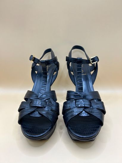 SAINT LAURENT 
Paire de sandales à talons...