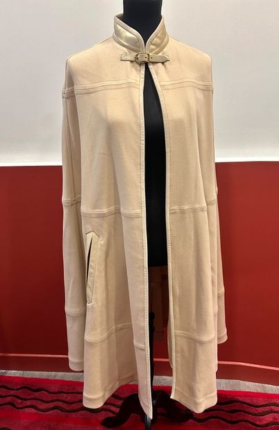 CHLOE
Magnifique cape beige en laine et cachemire...
