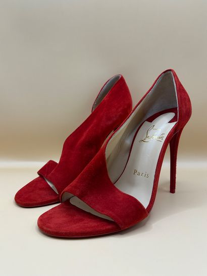 LOUBOUTIN 
Paire d'escarpins en daim rouge....