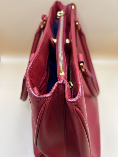 PRADA 
Sac à main 