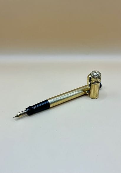 Vers 1900 
Élégant stylo-plume en résine...
