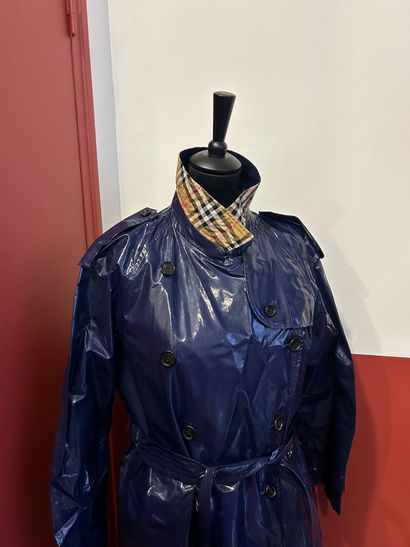 BURBERRY
Trench ciré imperméable bleu nuit...