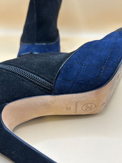 CHANEL 
Paire de bottines à talons en daim...