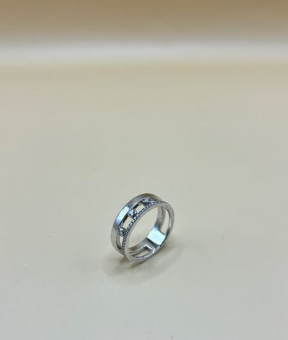 MESSIKA 
Bague modèle 