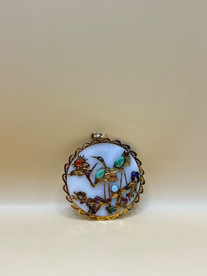 CHINE 
Pendentif rond en or jaune 18 carats...