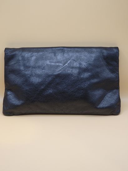 BALENCIAGA 
Pochette en cuir craquelé noir...