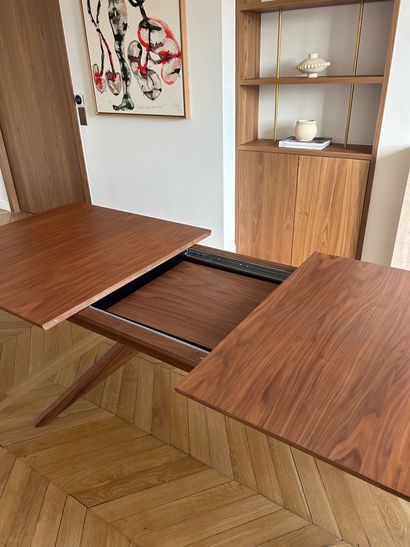 Matthew HILTON (né en 1957) 
Table de salle...