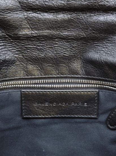 BALENCIAGA 
Pochette en cuir craquelé noir...