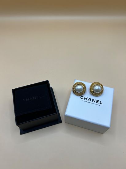 CHANEL, circa 1990 
Paire de clips d'oreilles...