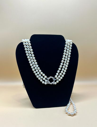 Superbe sautoir trois rangs en perles de...