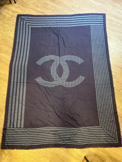 CHANEL 
Grande étole en laine et cachemire...