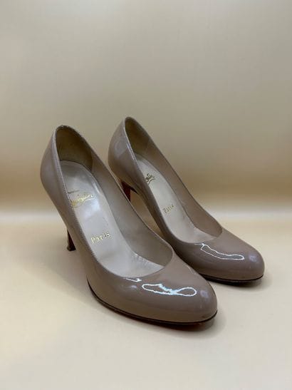 LOUBOUTIN 
Paire d'escarpins en cuir verni...