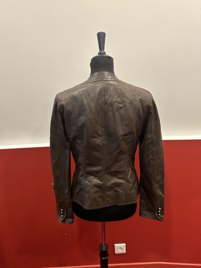 MOSCHINO 
Veste en cuir marron à boutons...