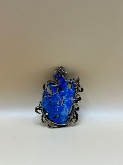 CHINE 
Pendentif en lapis lazuli sculpté...