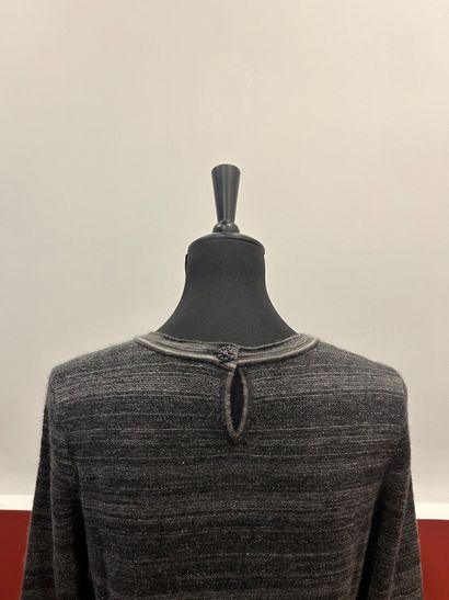 CHANEL 
Pull col rond dégradé gris irisé...