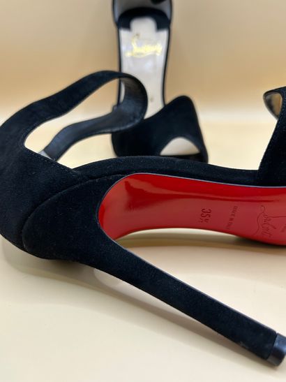 LOUBOUTIN
Paire de sandales à talons en daim...