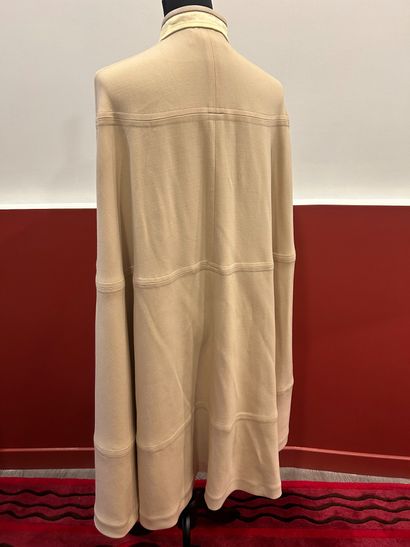 CHLOE
Magnifique cape beige en laine et cachemire...