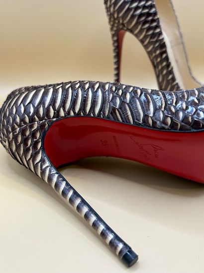 LOUBOUTIN 
Paire d'escarpins en python. 
Taille...