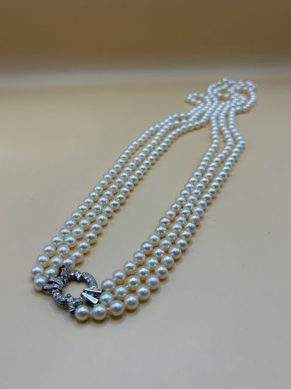 Superbe sautoir trois rangs en perles de...