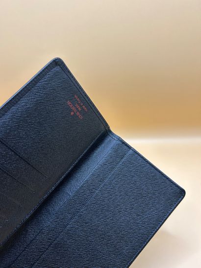 LOUIS VUITTON 
Porte-cartes et chéquier en...