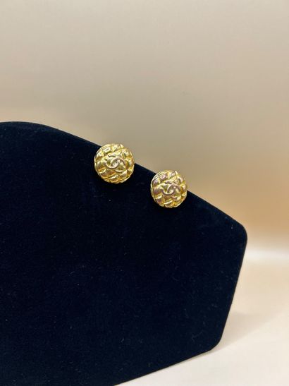 CHANEL, circa 1990 
Paire de clips d'oreilles...