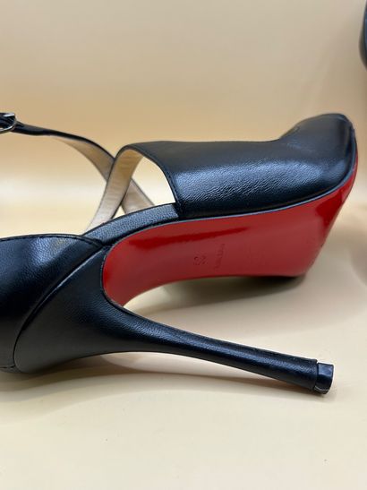 LOUBOUTIN 
Paire de sandales à talons en...