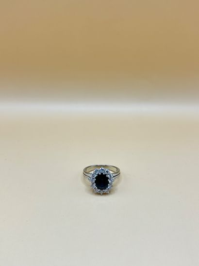 Bague Pompadour en or gris 18 carats (750/1000)...