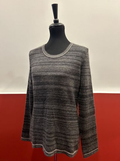CHANEL 
Pull col rond dégradé gris irisé...