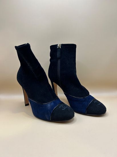 CHANEL 
Paire de bottines à talons en daim...