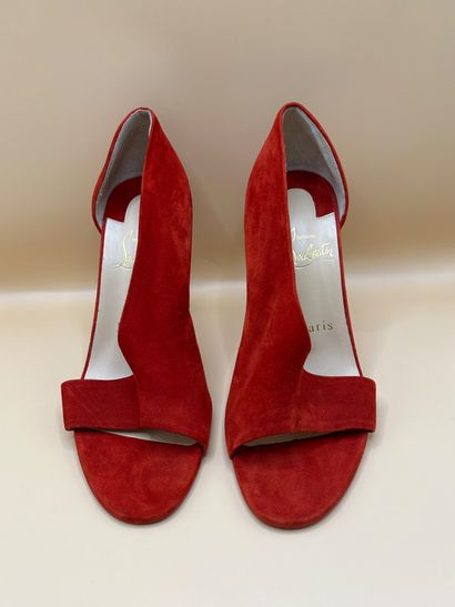 LOUBOUTIN 
Paire d'escarpins en daim rouge....