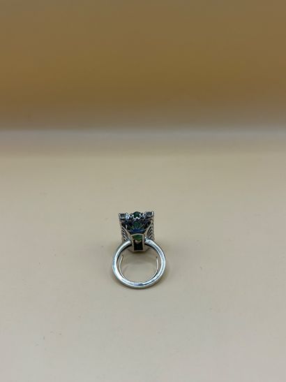 Bague en or gris 18 carats (750/1000) centrée...