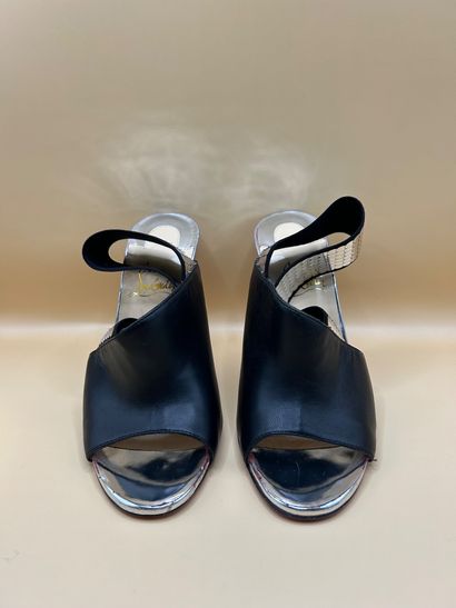 LOUBOUTIN 
Paire d'escarpins en cuir de veau...
