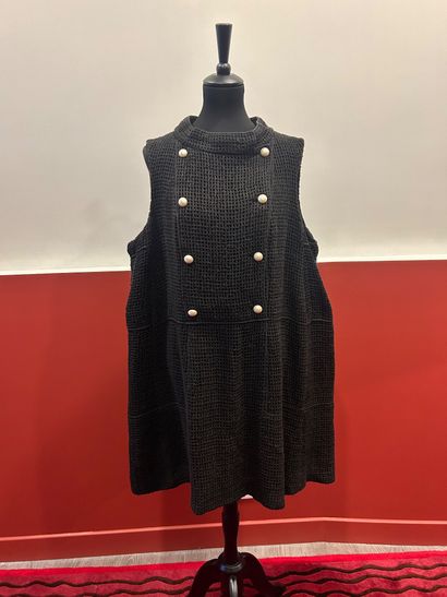 CHANEL 
Superbe robe en soie noire façon...