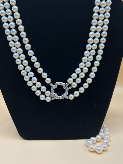 Superbe sautoir trois rangs en perles de...