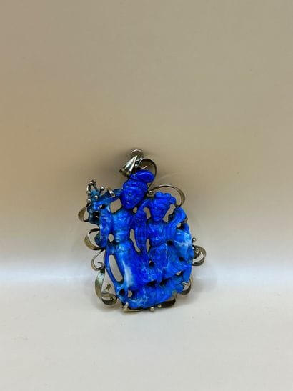 CHINE 
Pendentif en lapis lazuli sculpté...