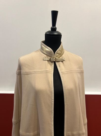 CHLOE
Magnifique cape beige en laine et cachemire...