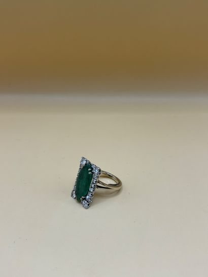 Bague en or gris 18 carats (750/1000) centrée...