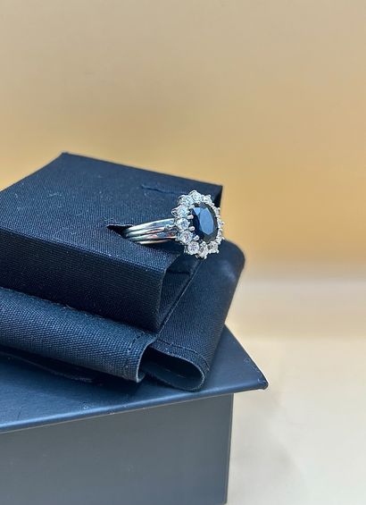 Bague Pompadour en or gris 18 carats (750/1000)...