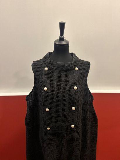 CHANEL 
Superbe robe en soie noire façon...