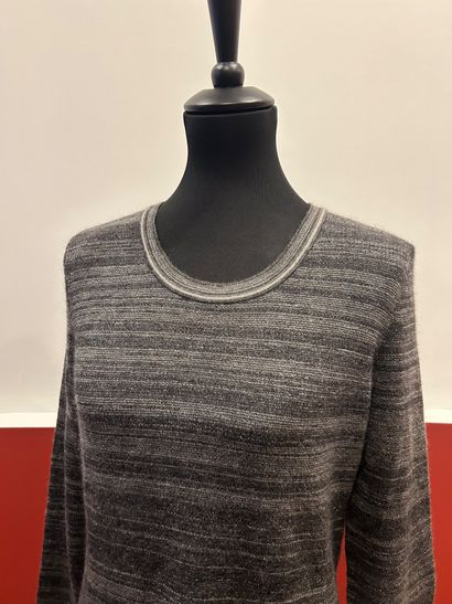 CHANEL 
Pull col rond dégradé gris irisé...