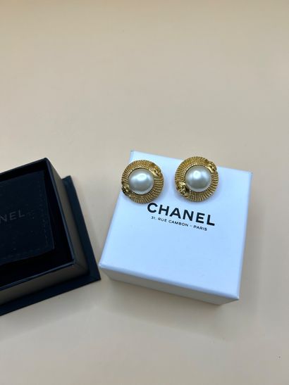 CHANEL, circa 1990 
Paire de clips d'oreilles...